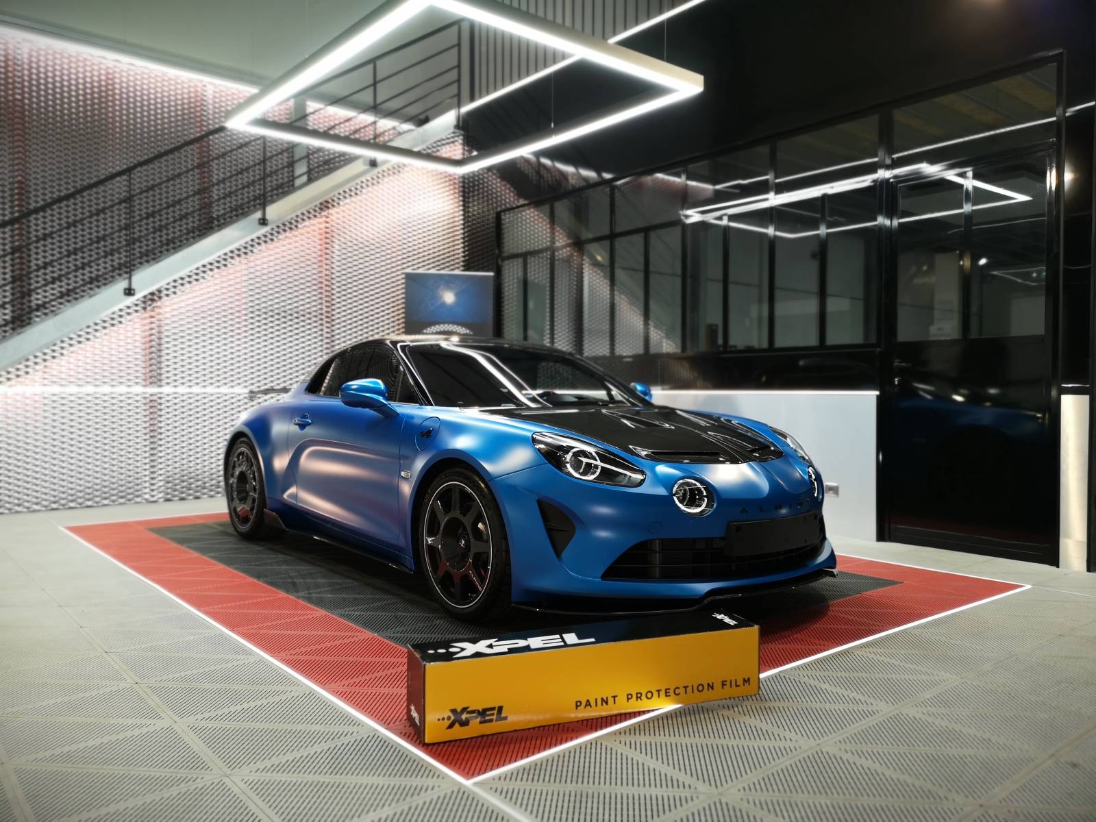 Quelle efficacité du film PPF Xpel combiné à un traitement céramique Gtechniq sur une Alpine A110R bleu mate et carbone chez Esthétique Automobile Sud 77 près de Paris