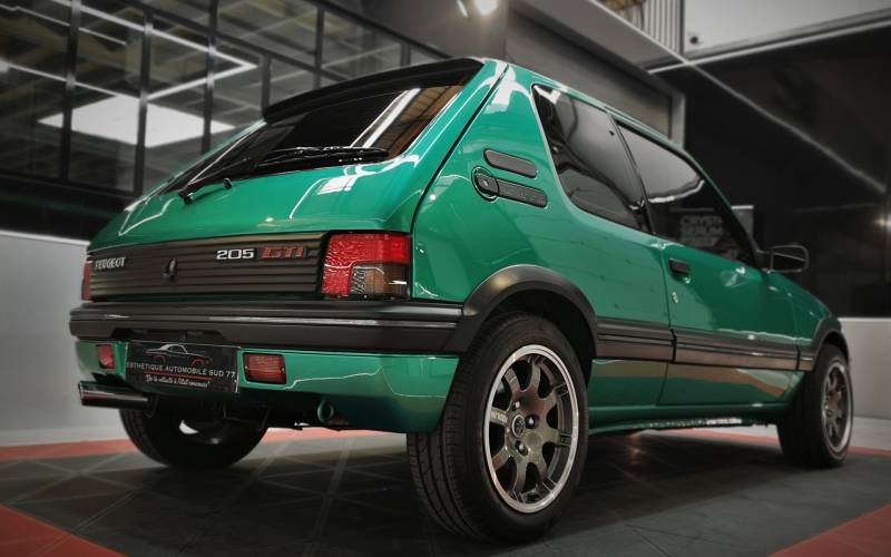 Brillance et préservation de la 205 GTI Griffe 