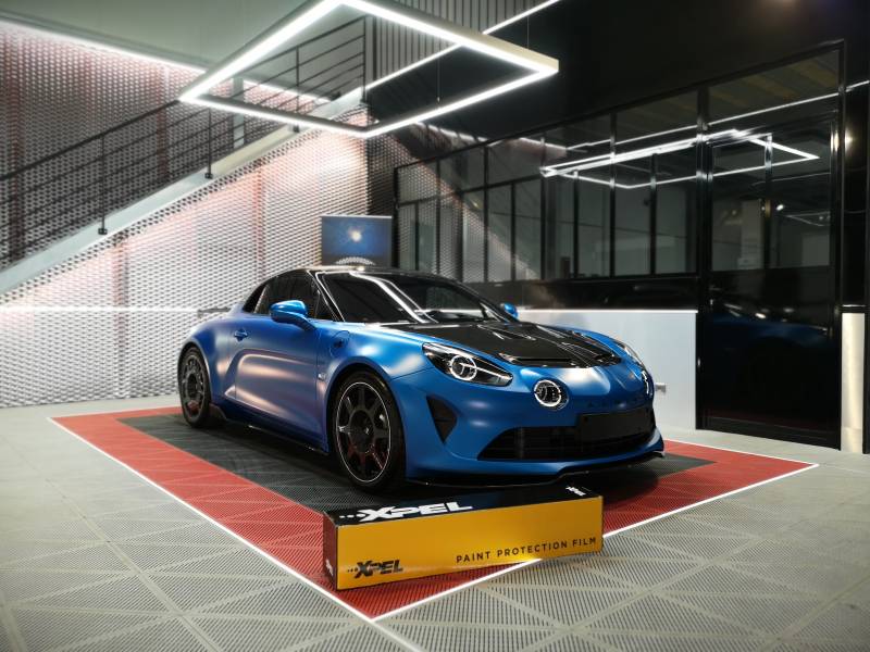 Quelle efficacité du film PPF Xpel combiné à un traitement céramique Gtechniq sur une Alpine A110R bleu mate et carbone chez Esthétique Automobile Sud 77 près de Paris