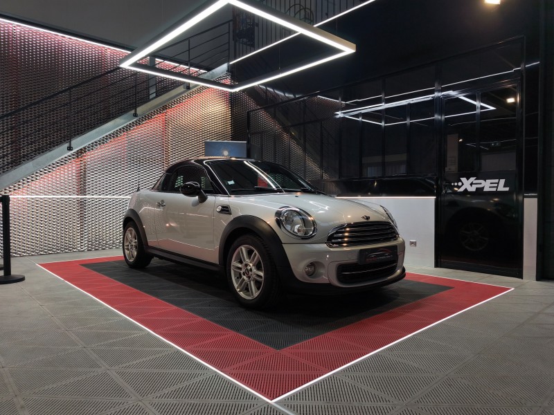 Mini Cooper Coupé de 2012, réalisation d'un détailing, lustrage et traitement céramique pour remise à neuf chez Esthétique Automobile Sud 77 